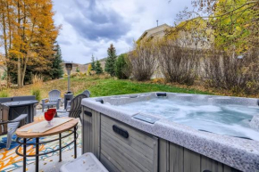 2 Bedroom PLATINUM Vacation Paradise! Hot Tub,Kick back in Style! home